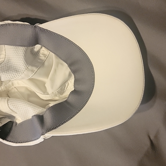 White under armour hat - Picture 3 of 4